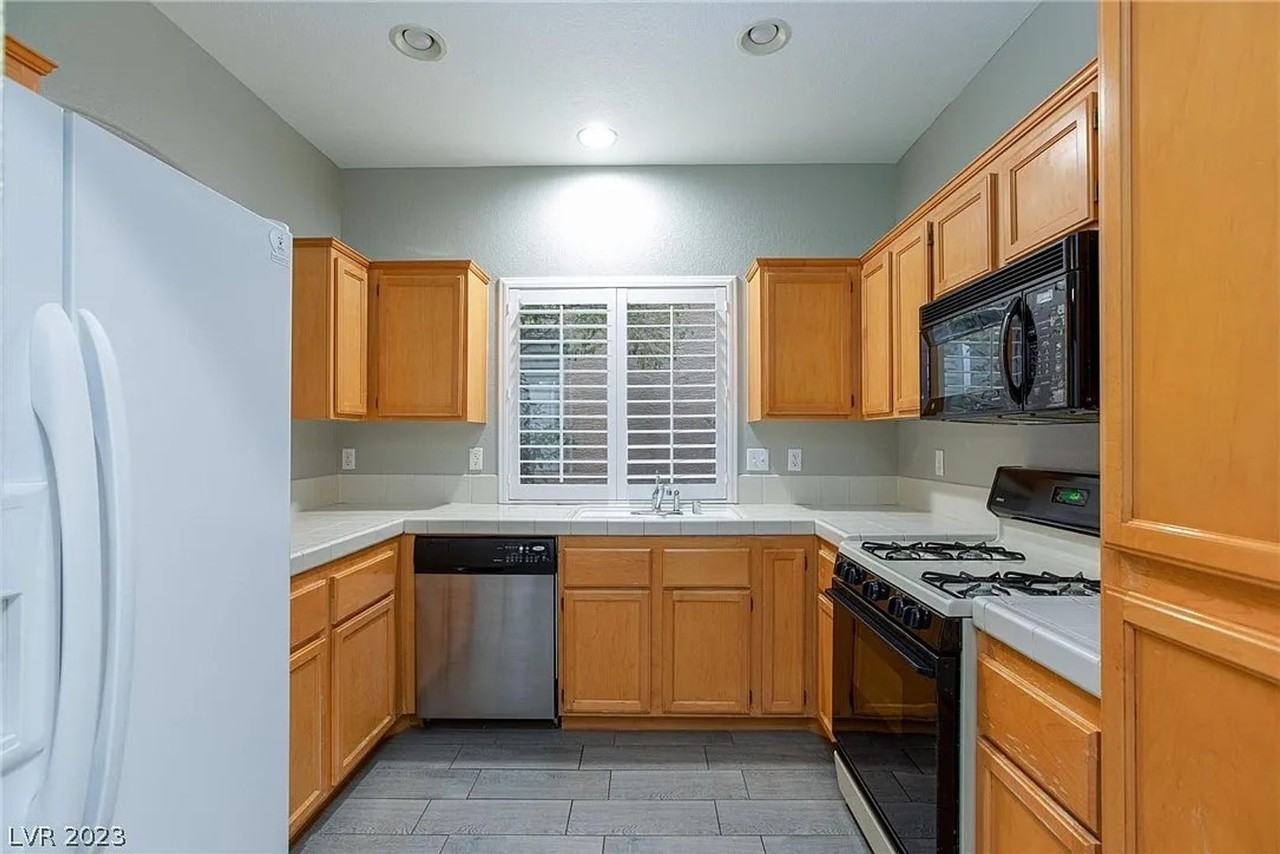 9909 Calabasas Avenue - Photo 7 of 32