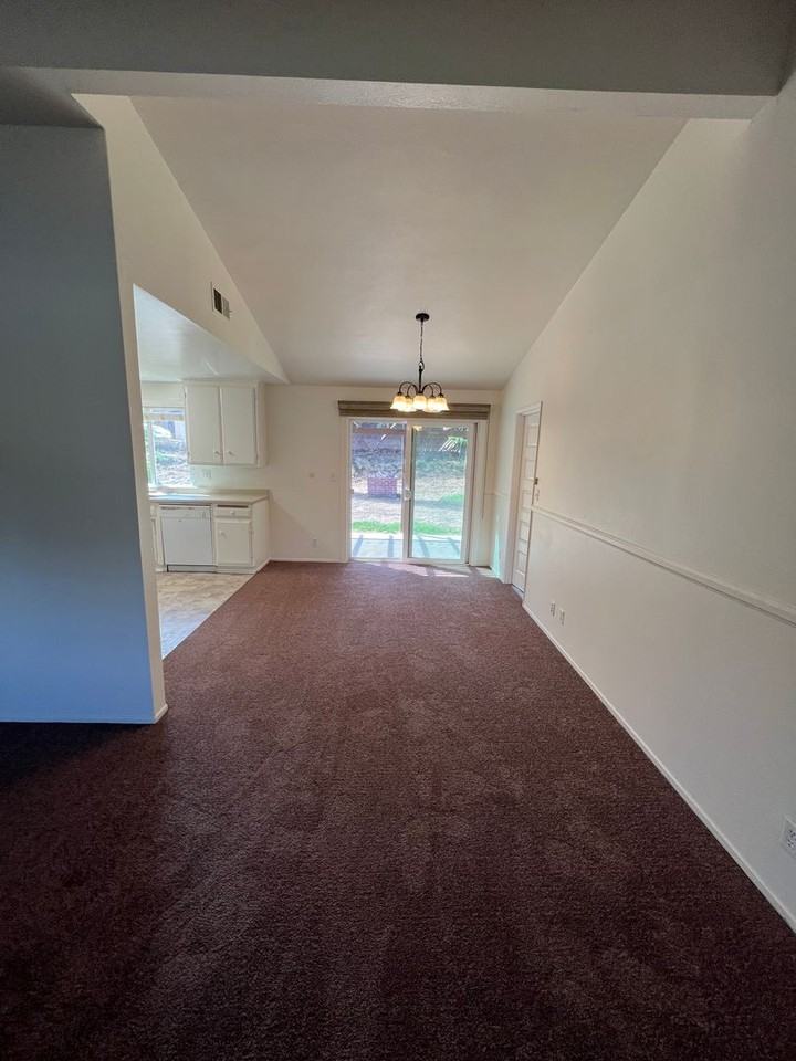 977 Planetree Ave - Photo 4 of 21