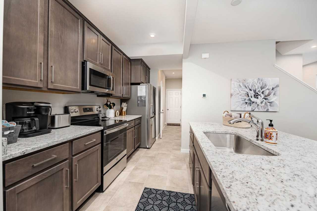 948 Southline Dr - Photo 2 of 24