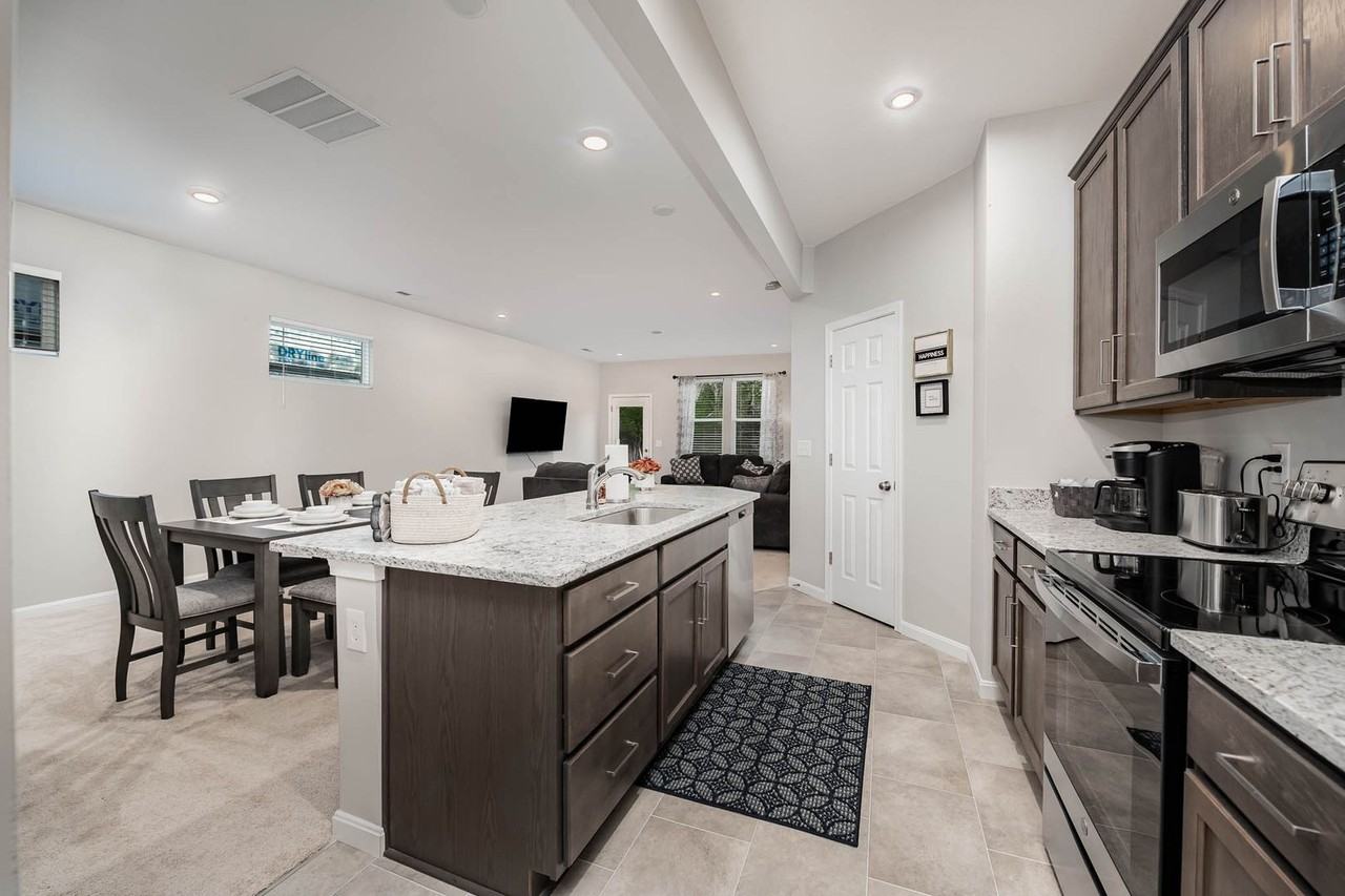 948 Southline Dr - Photo 3 of 24