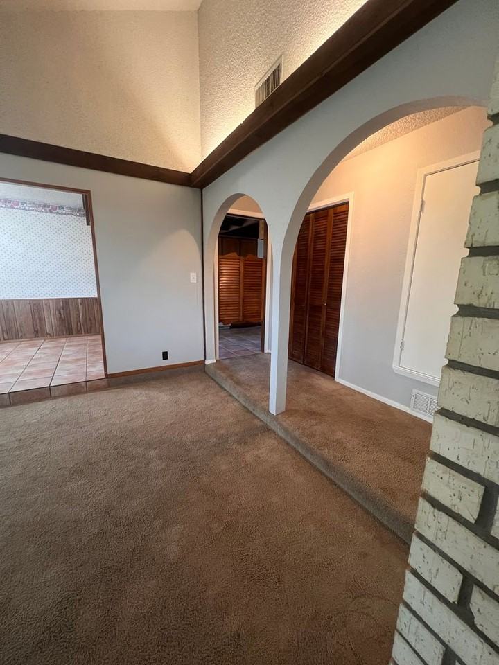 411 Idlewilde Dr - Photo 2 of 12
