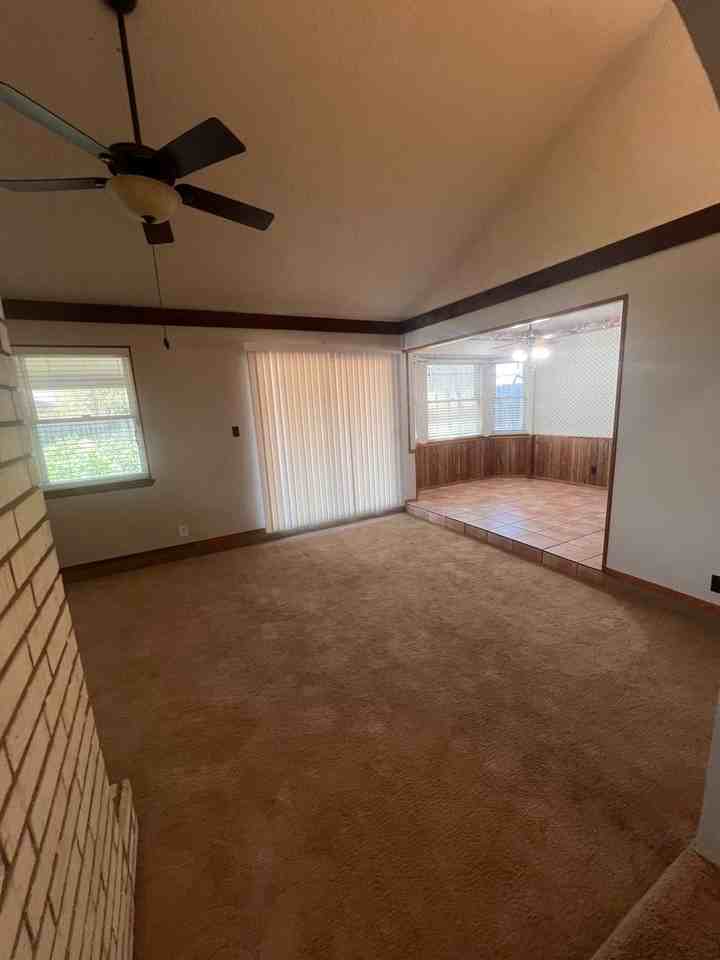 411 Idlewilde Dr - Photo 3 of 12