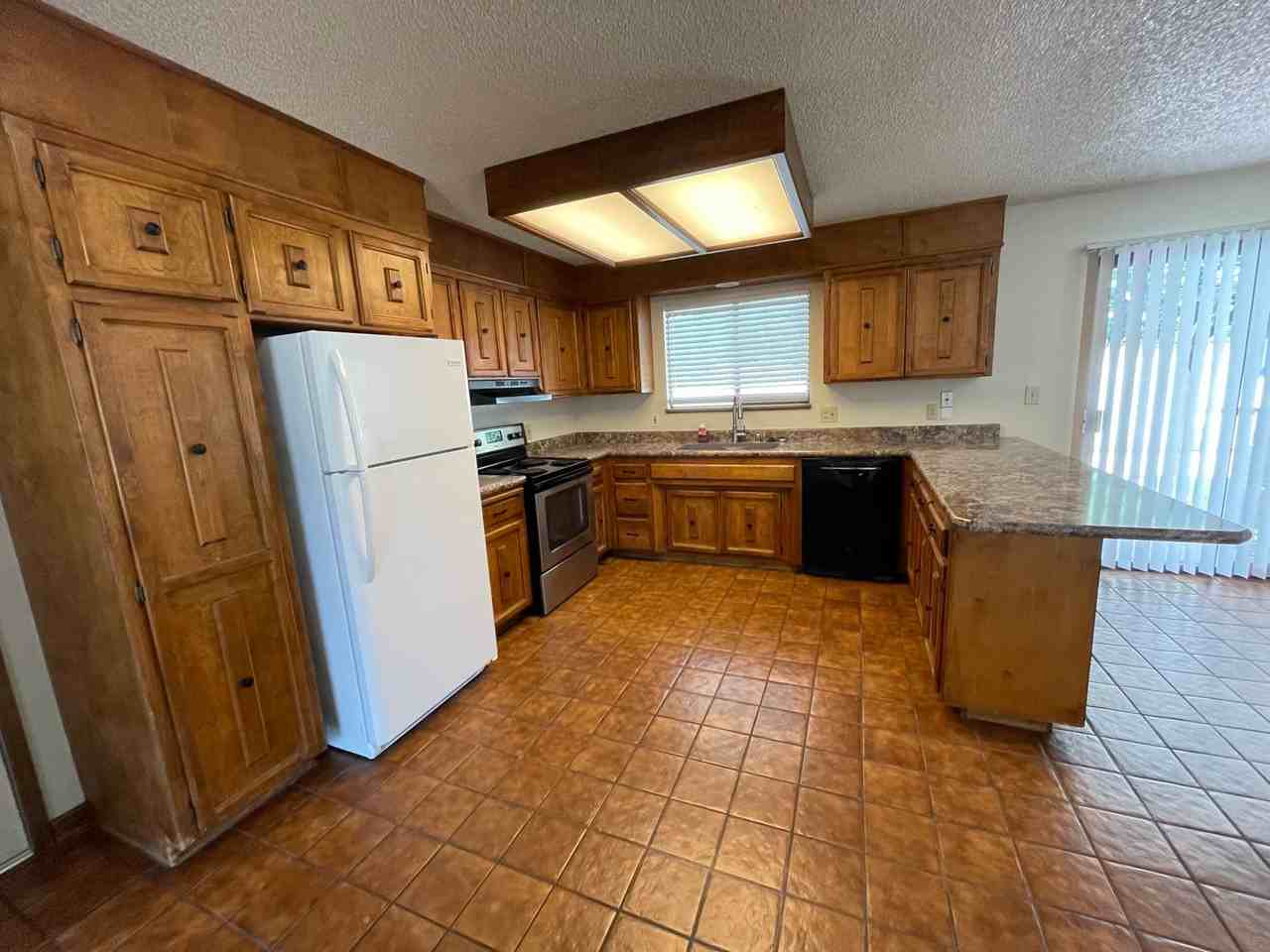 930 Royal Oaks Dr - Photo 2 of 14