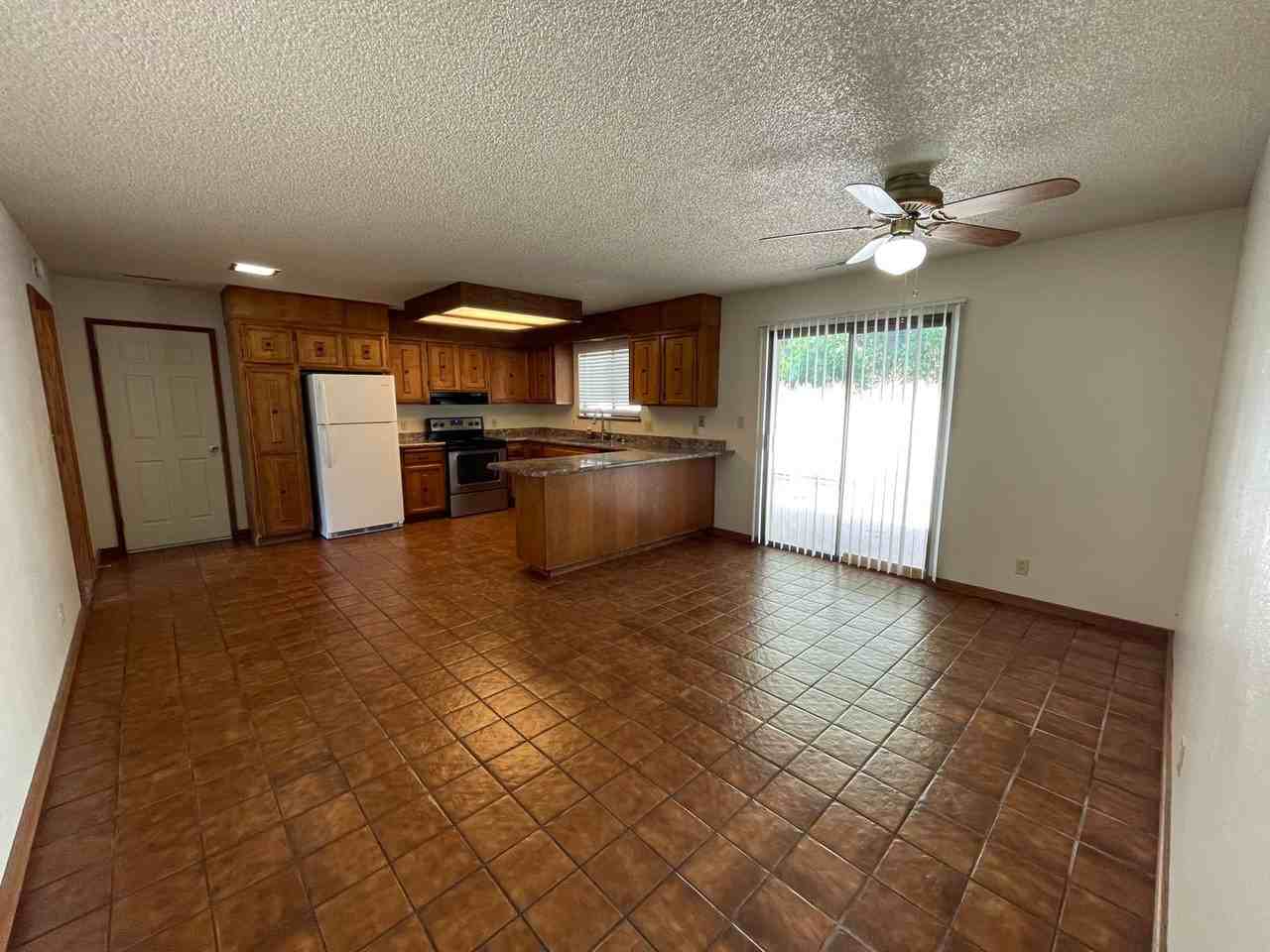 930 Royal Oaks Dr - Photo 3 of 14