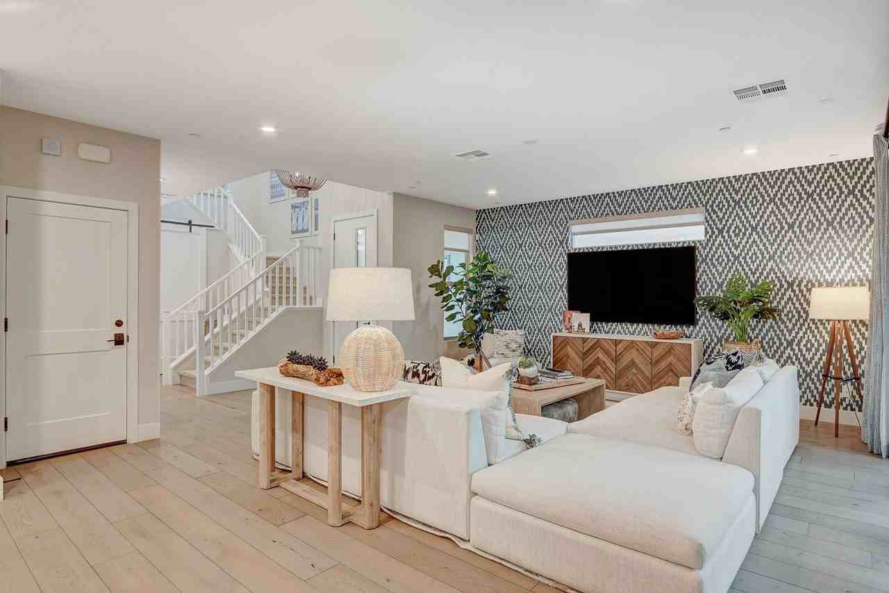 3209 Vittoria Ave - Photo 2 of 50