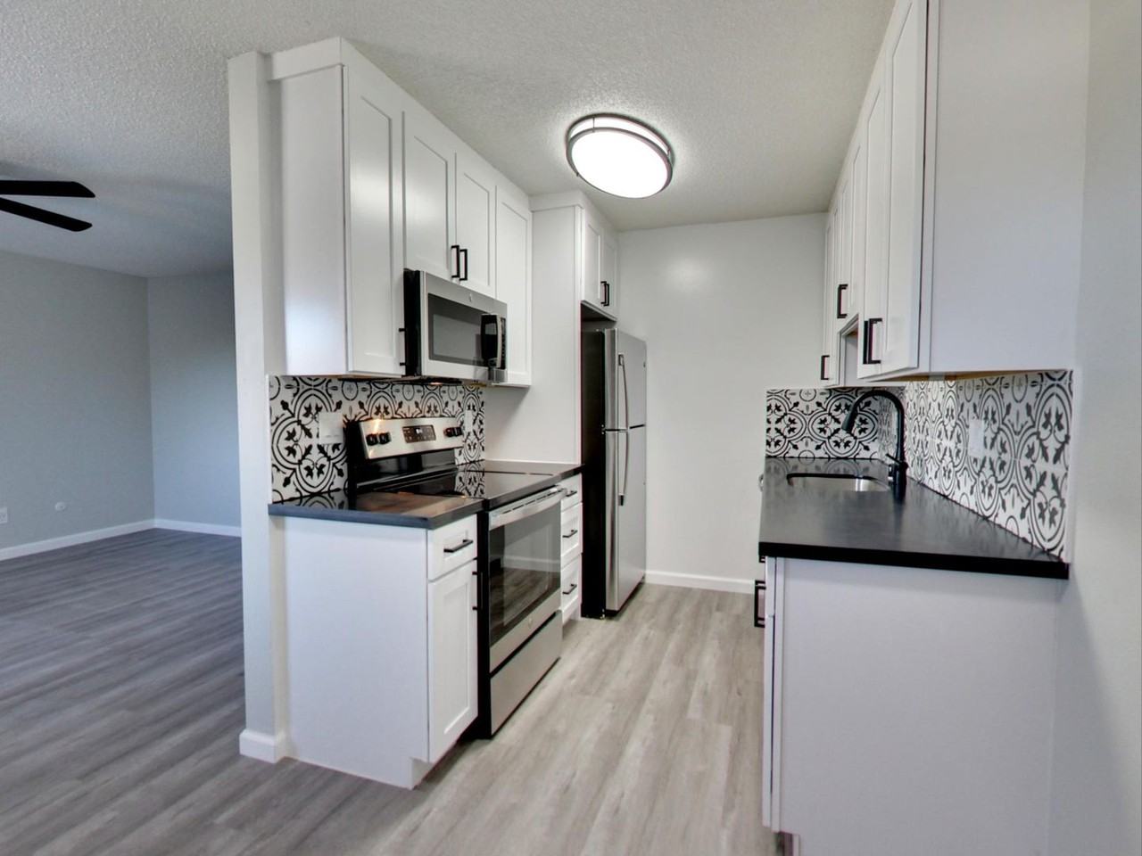 ROYALE APARTMENTS - Photo 4 of 45