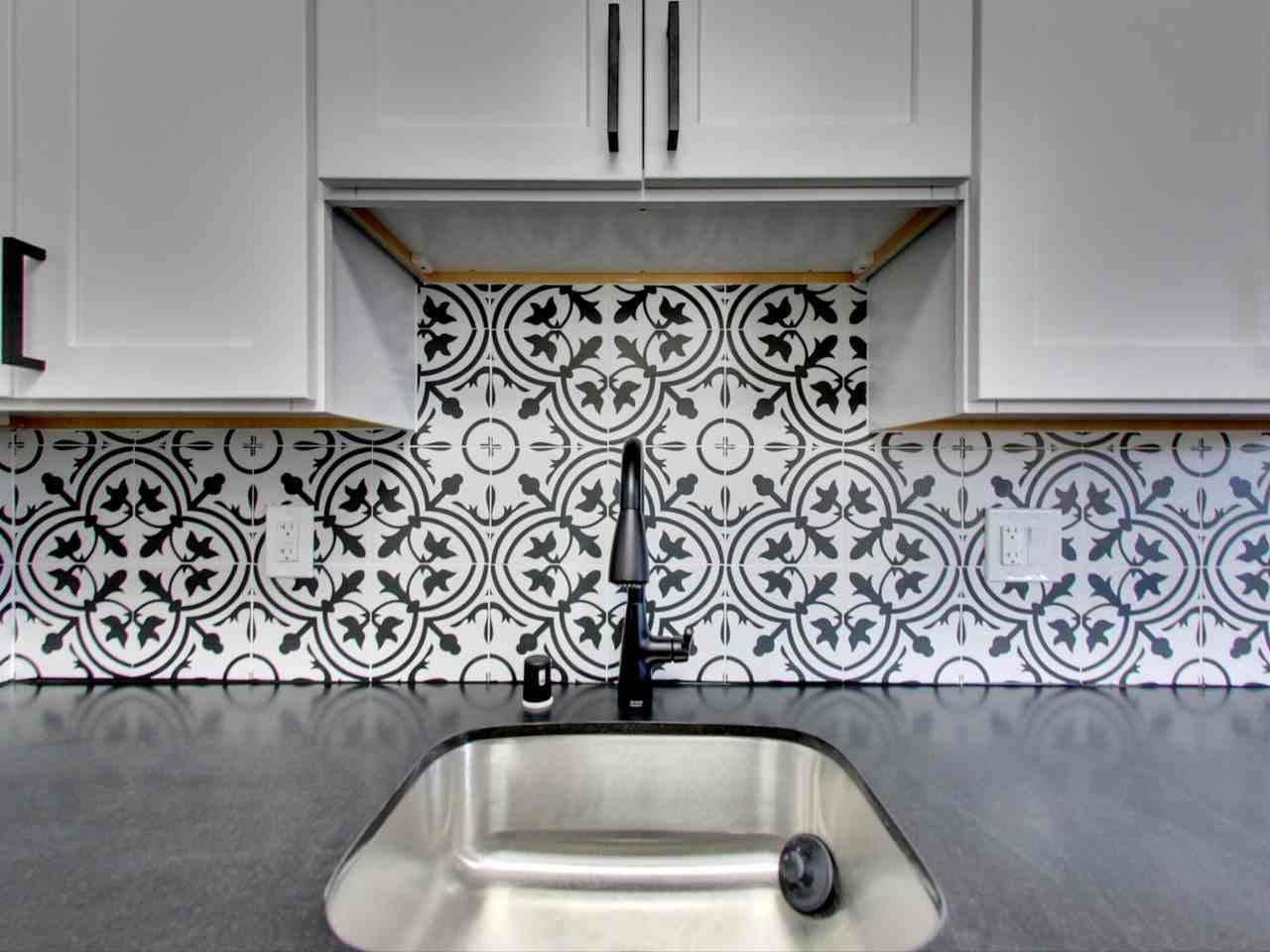 ROYALE APARTMENTS - Photo 5 of 45