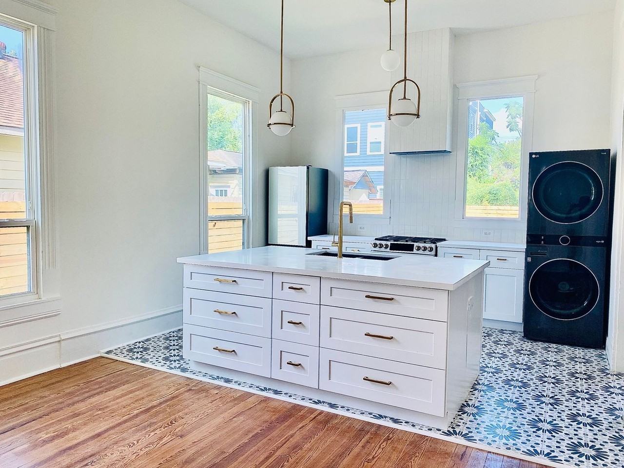 2510 Nagle Street - Photo 3 of 11