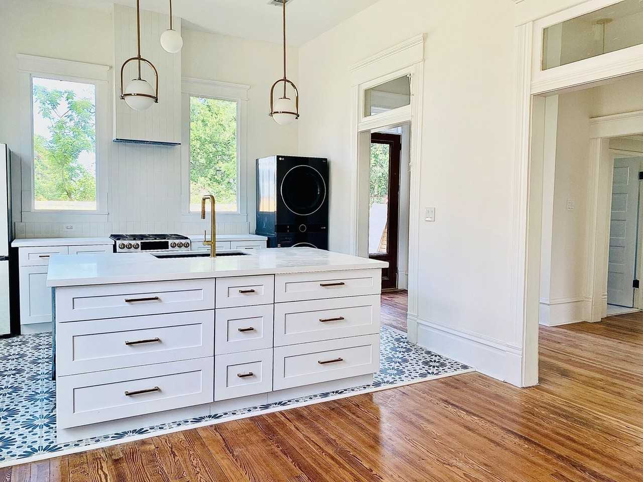 2510 Nagle Street - Photo 4 of 11