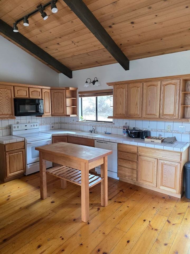 28400 Cumberland Rd - Photo 3 of 8