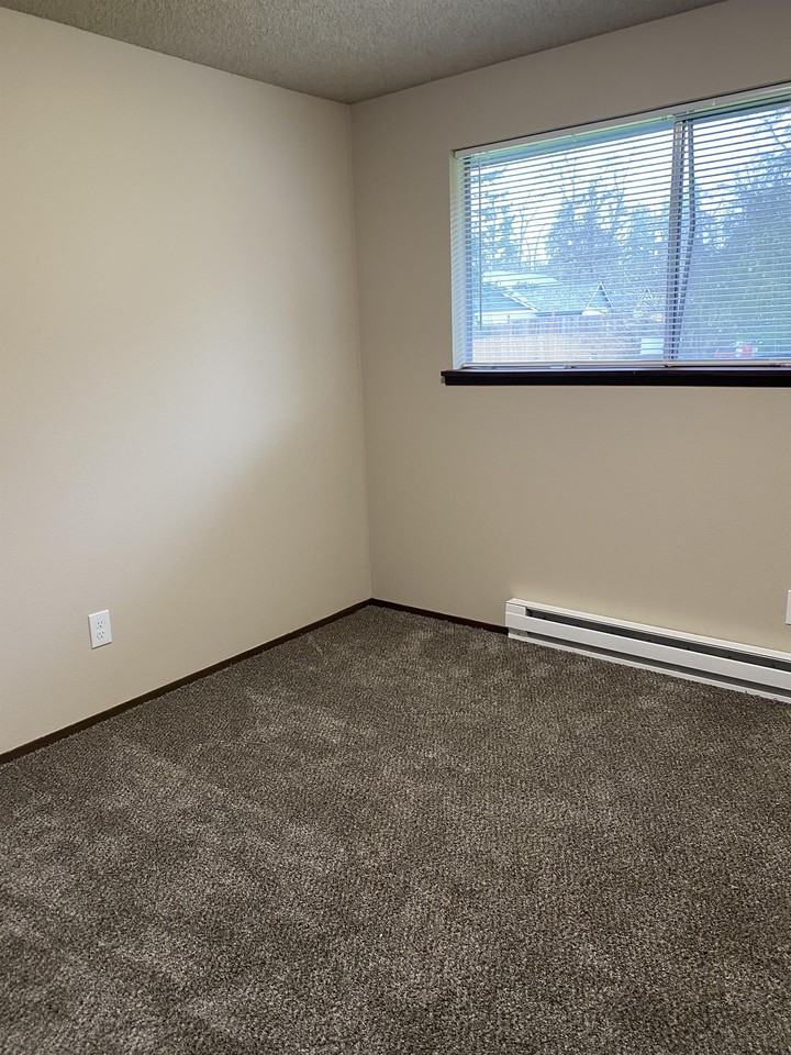 13924 6th Ave E - Photo 3 of 11