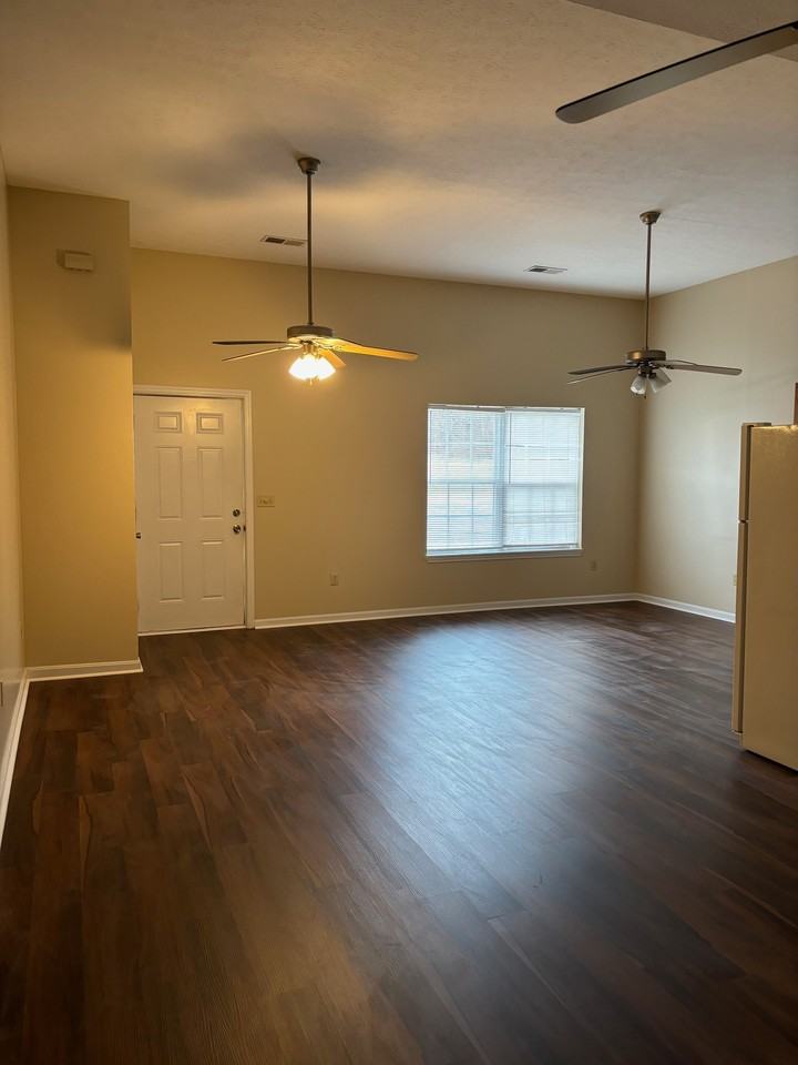 927 Redbud Apartments - Photo 4 of 16