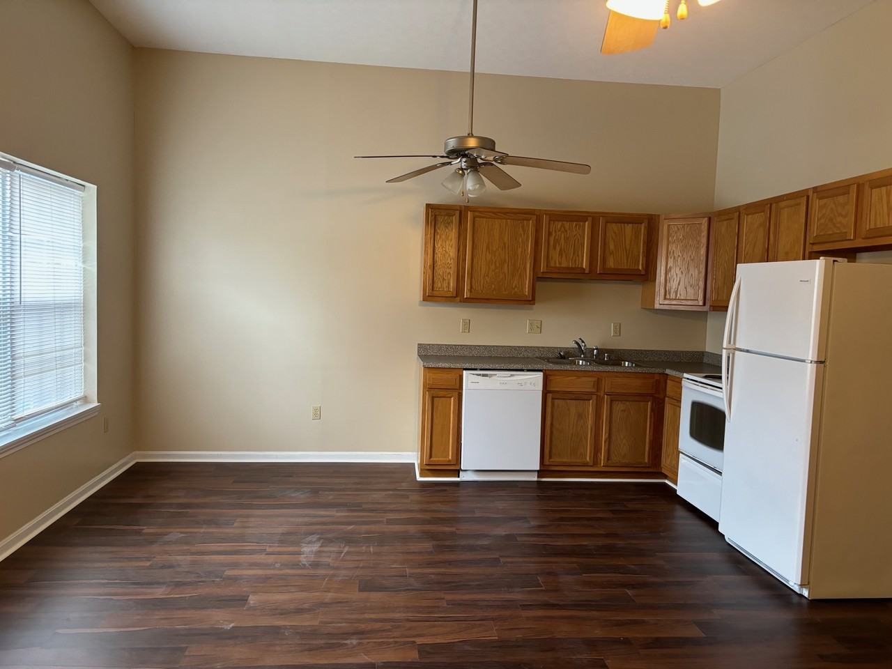 927 Redbud Apartments - Photo 7 of 16