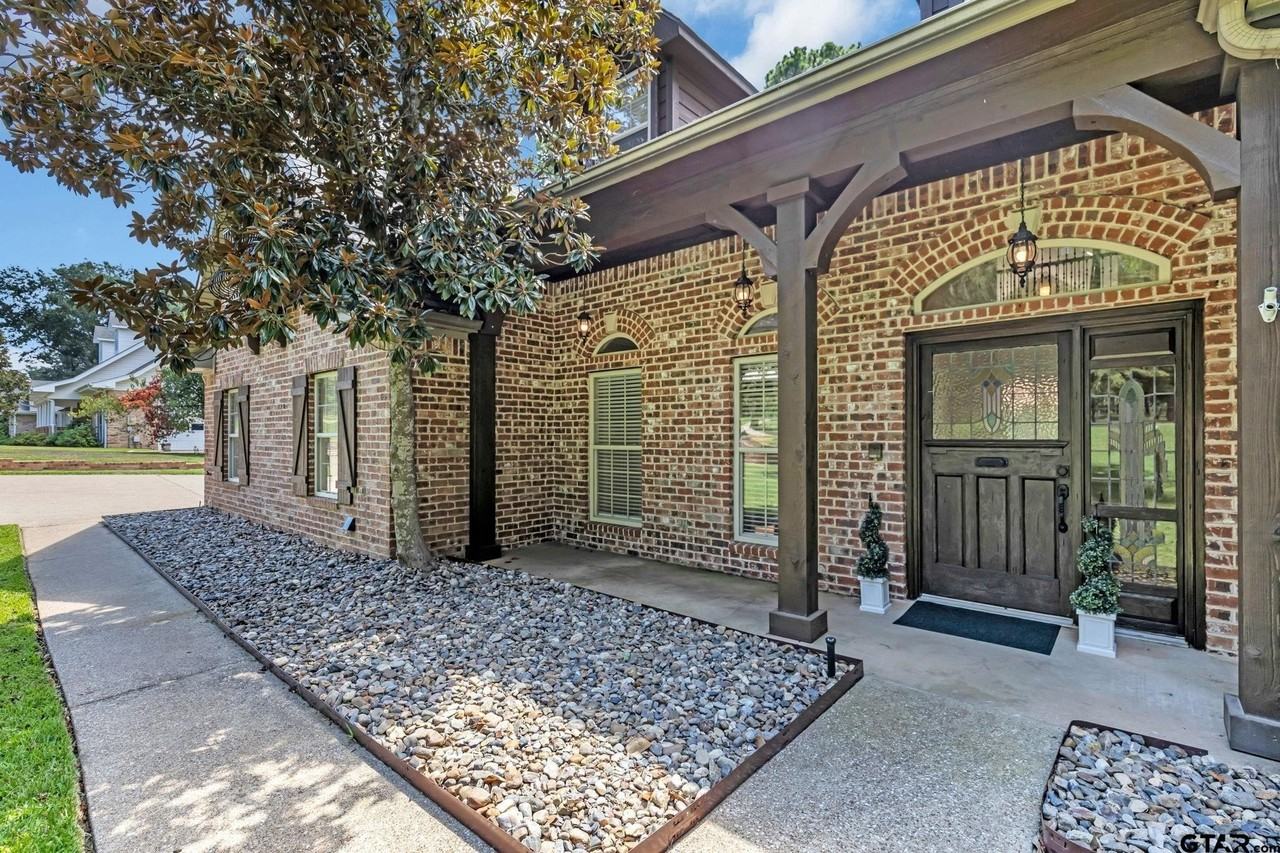 1395 Old Creek Dr - Photo 2 of 30