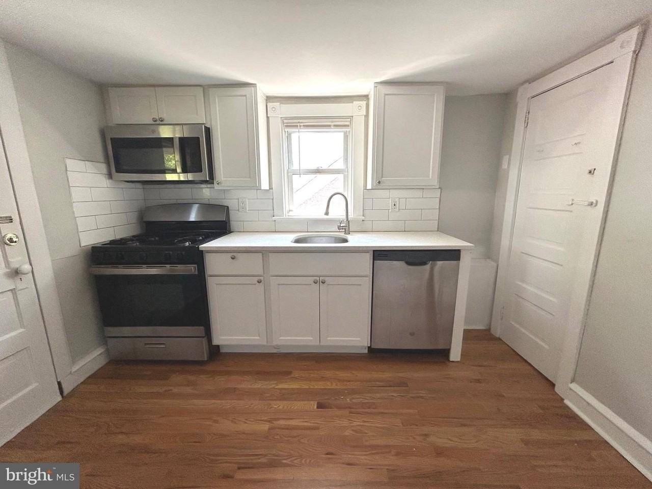 709 W 19th St - Photo 3 of 13