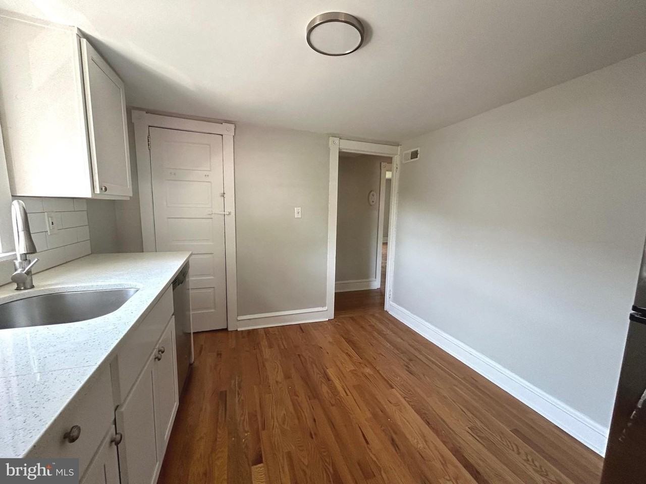 709 W 19th St - Photo 4 of 13