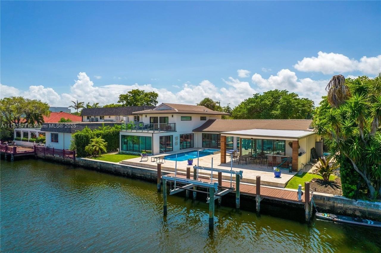 1025 Diplomat Pkwy - Photo 5 of 50