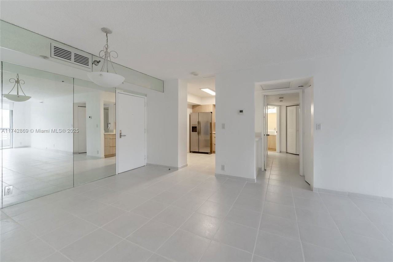 19101 Mystic Pointe Dr #304 - Photo 3 of 8