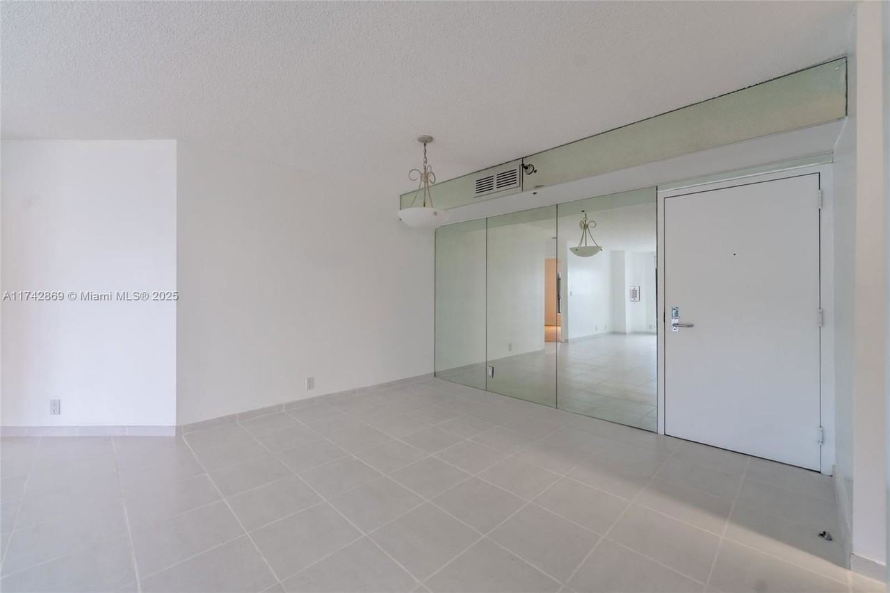 19101 Mystic Pointe Dr #304 - Photo 4 of 8