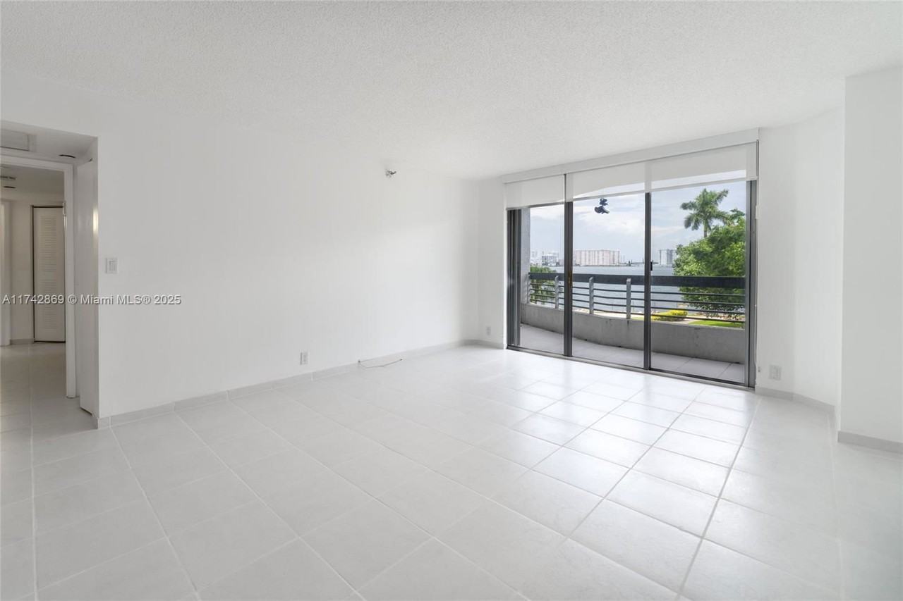 19101 Mystic Pointe Dr #304 - Photo 5 of 8