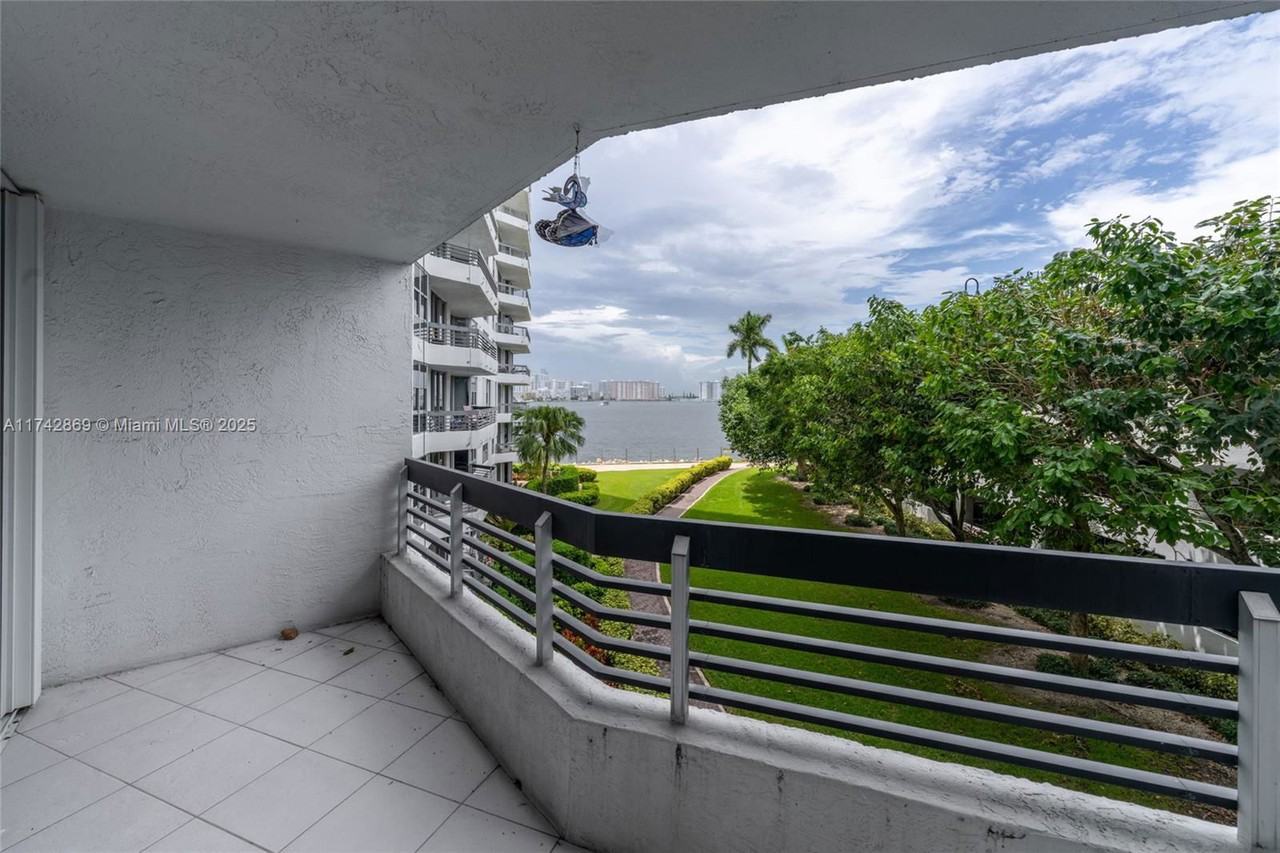 19101 Mystic Pointe Dr #304 - Photo 6 of 8