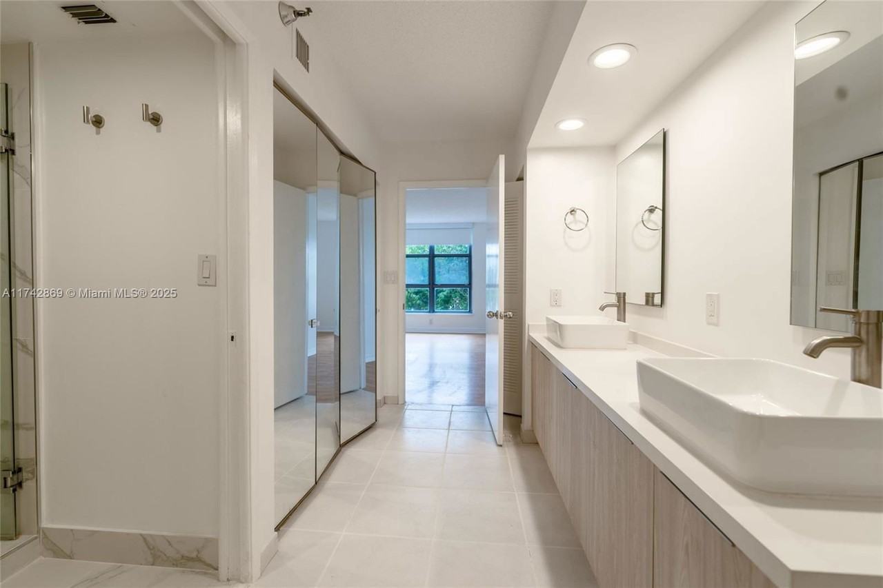 19101 Mystic Pointe Dr #304 - Photo 7 of 8