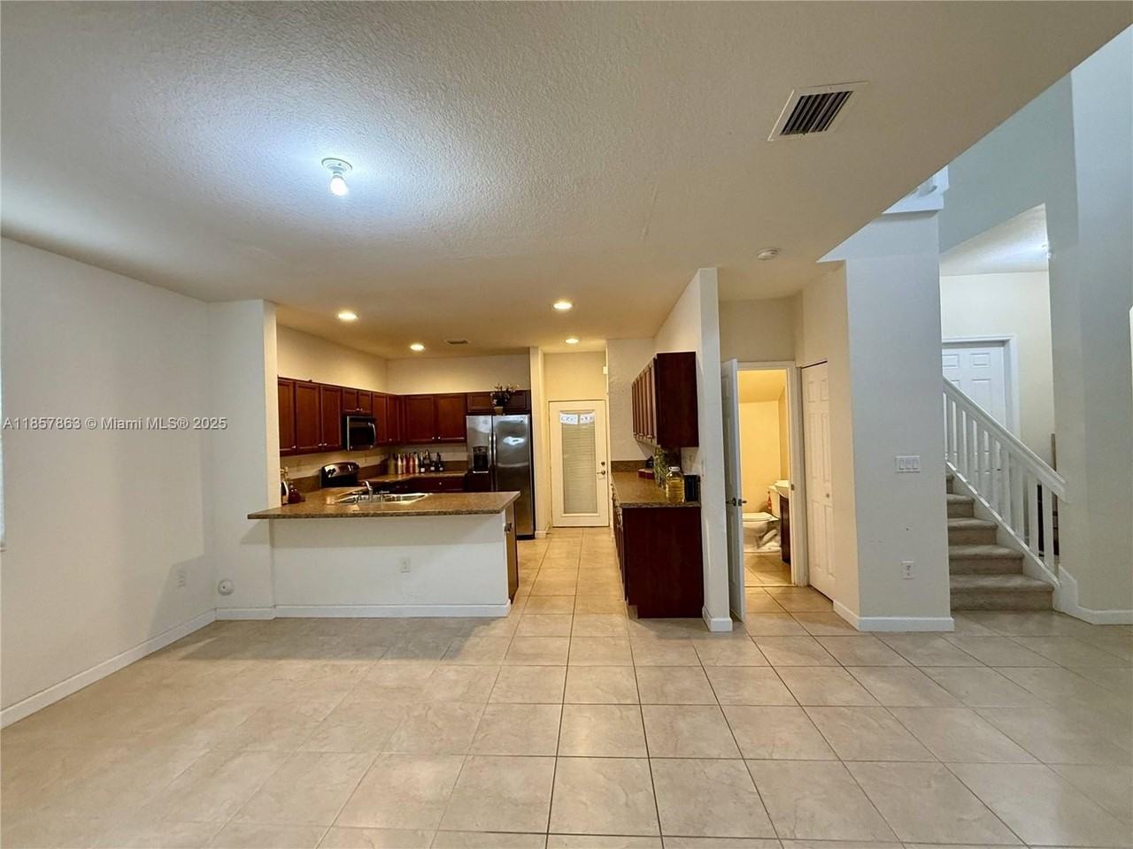 698 Se 34th Ter - Photo 4 of 17