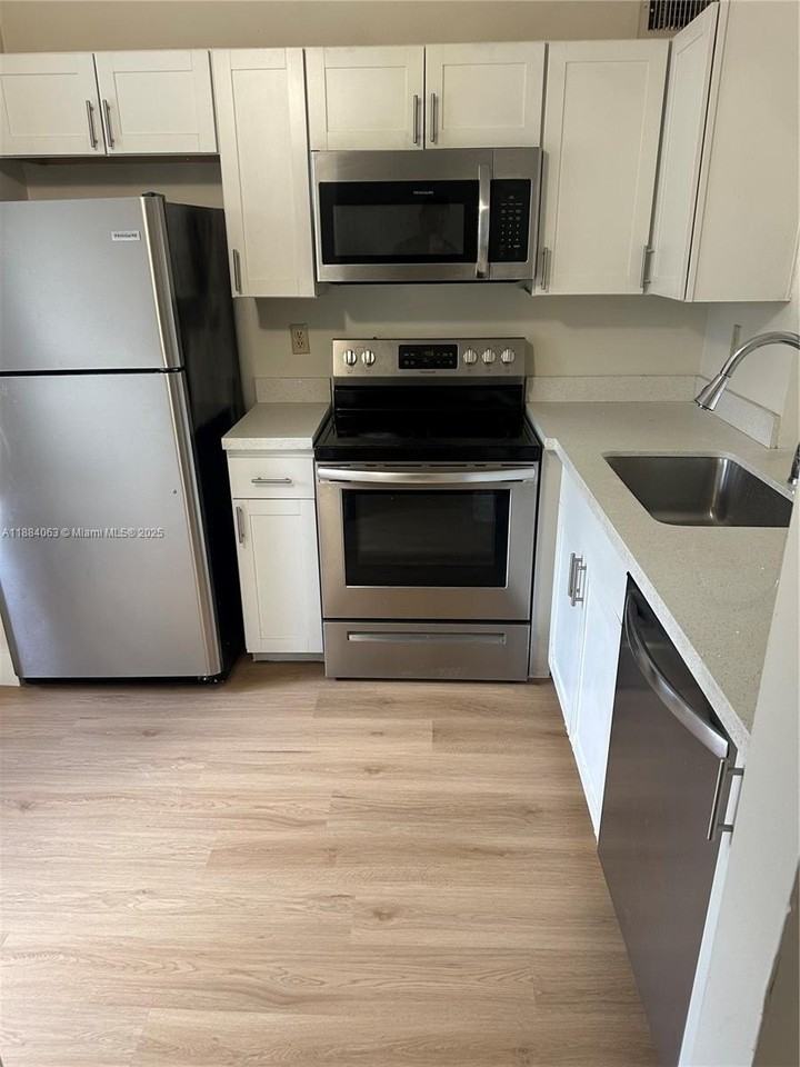 130 Nw 60th Ave #1-2 - Photo 3 of 16