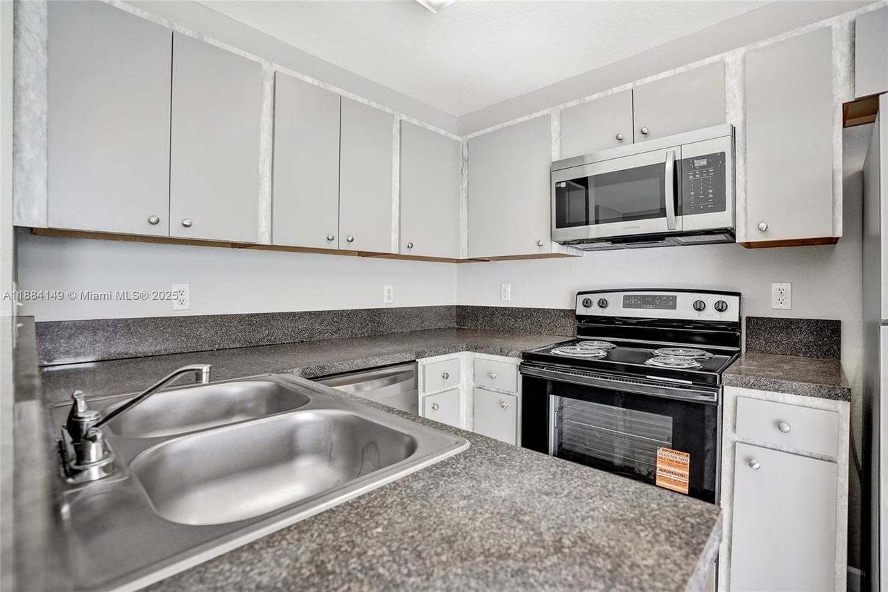 5441 SW 41st St - Photo 4 of 39