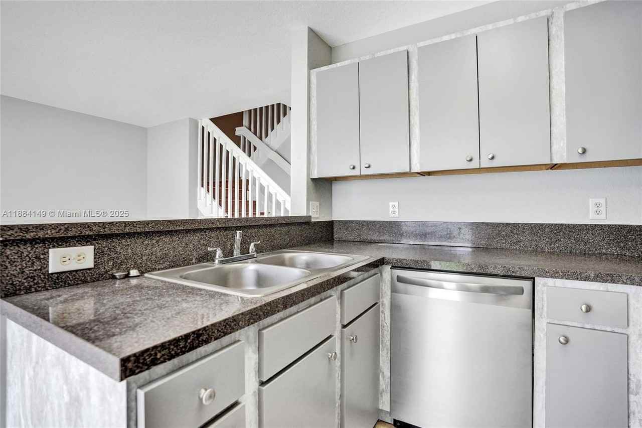 5441 SW 41st St - Photo 6 of 39