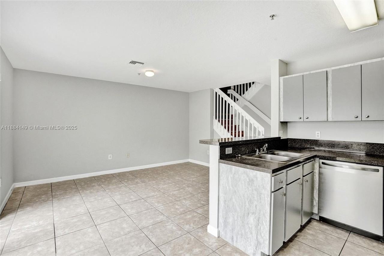 5441 SW 41st St - Photo 7 of 39