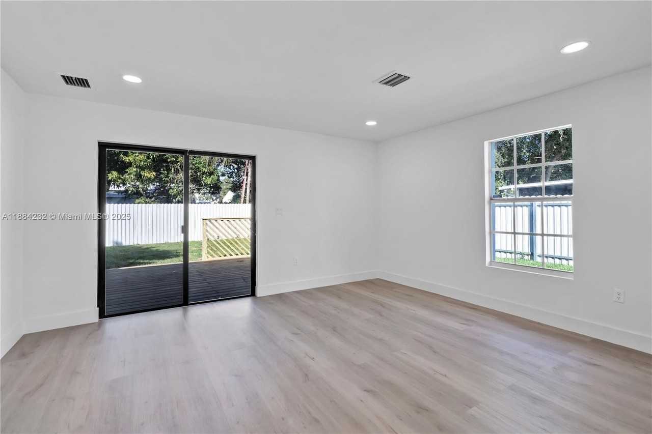 407 Nw 45th St - Photo 4 of 7