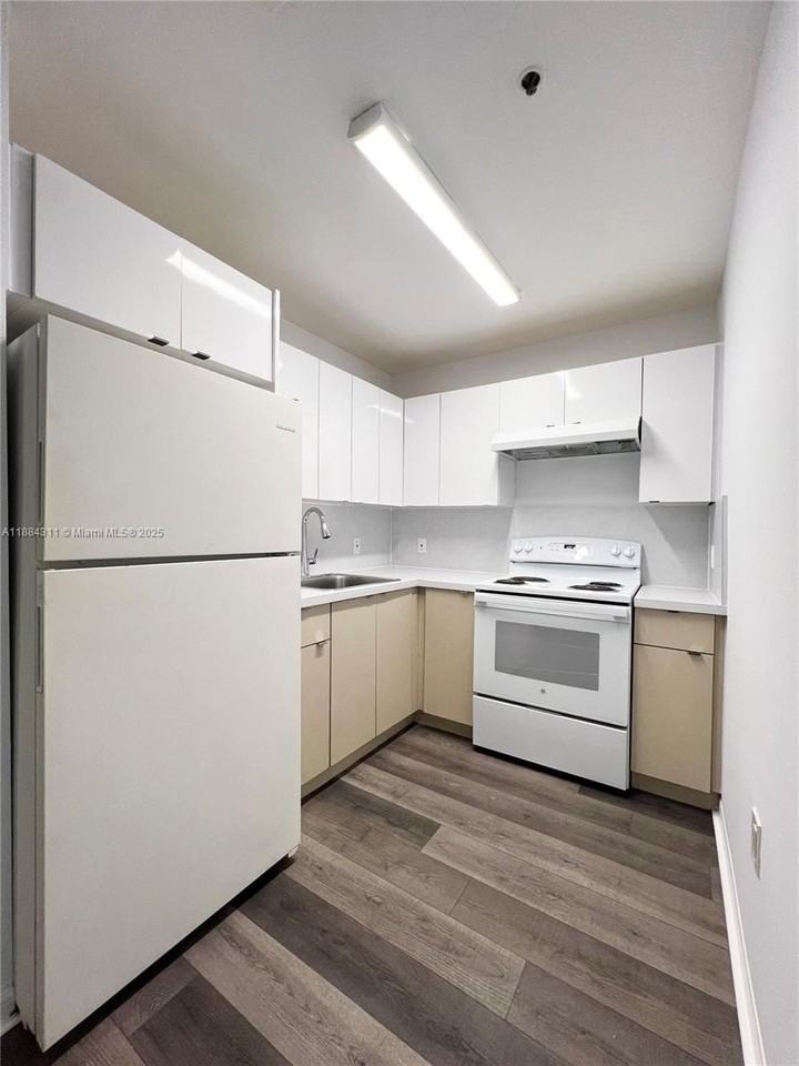 717 Sw 11th Ave #102 - Photo 4 of 13