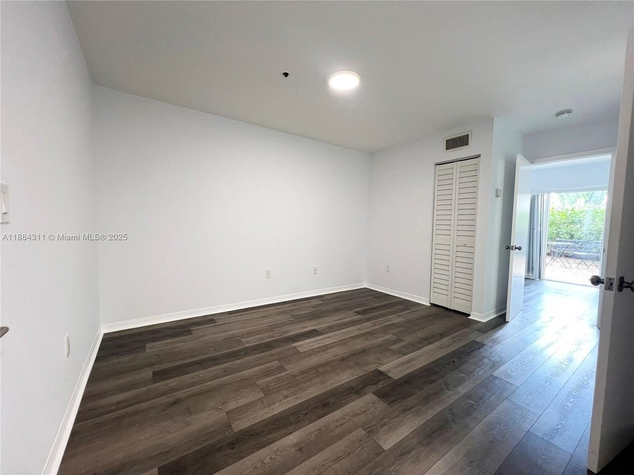 717 Sw 11th Ave #102 - Photo 6 of 13