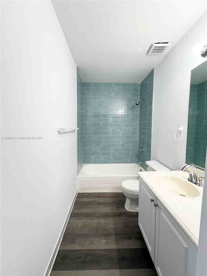 717 Sw 11th Ave #102 - Photo 7 of 13