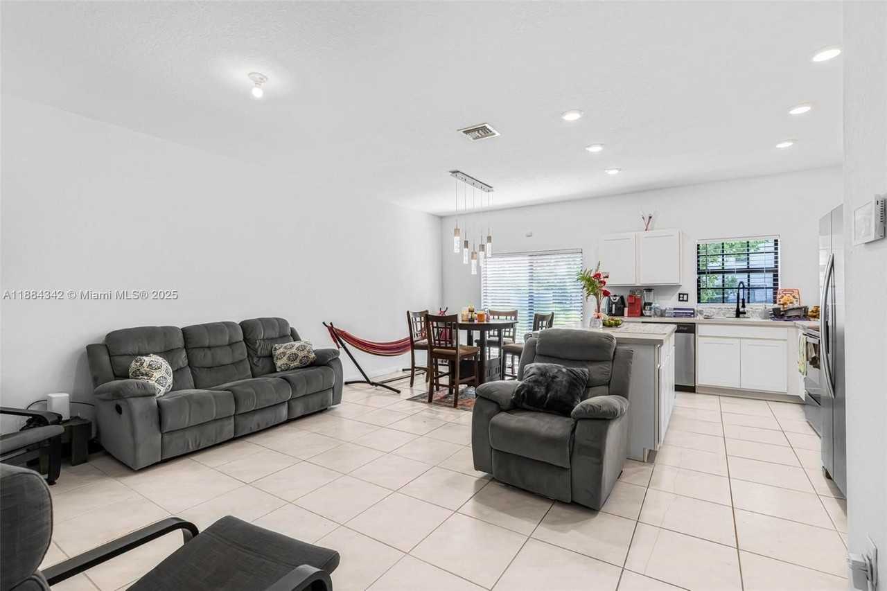 1137 Sw 7th Ct #0 - Photo 4 of 27