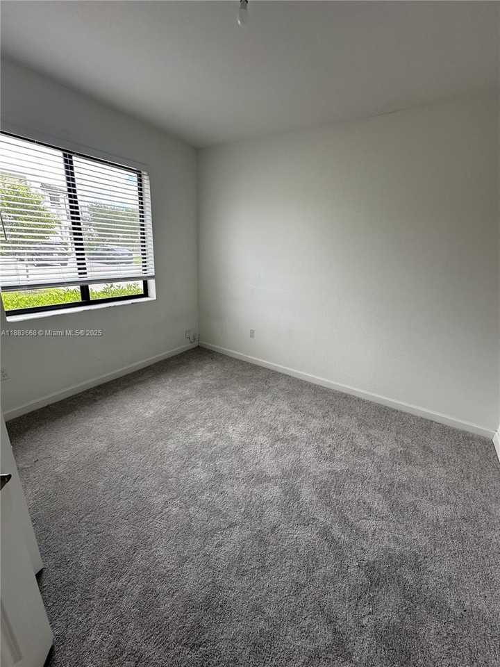 Ne 3rd Pl - Photo 6 of 8