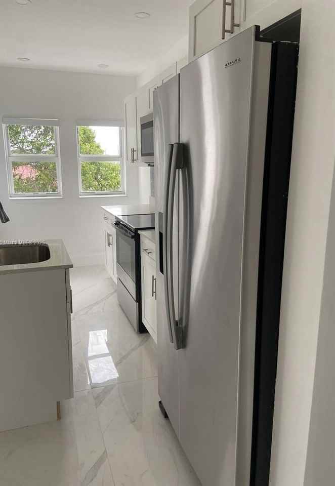 1005 South 17th Avenue - Photo 3 of 8