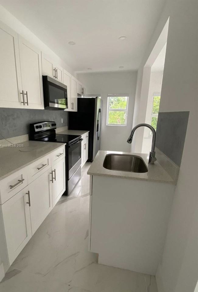 1005 South 17th Avenue - Photo 4 of 8