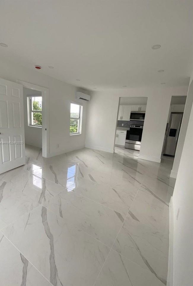 1005 South 17th Avenue - Photo 5 of 8