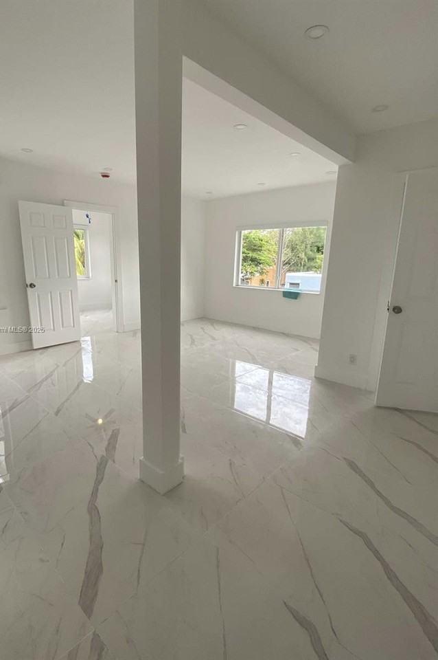 1005 South 17th Avenue - Photo 7 of 8