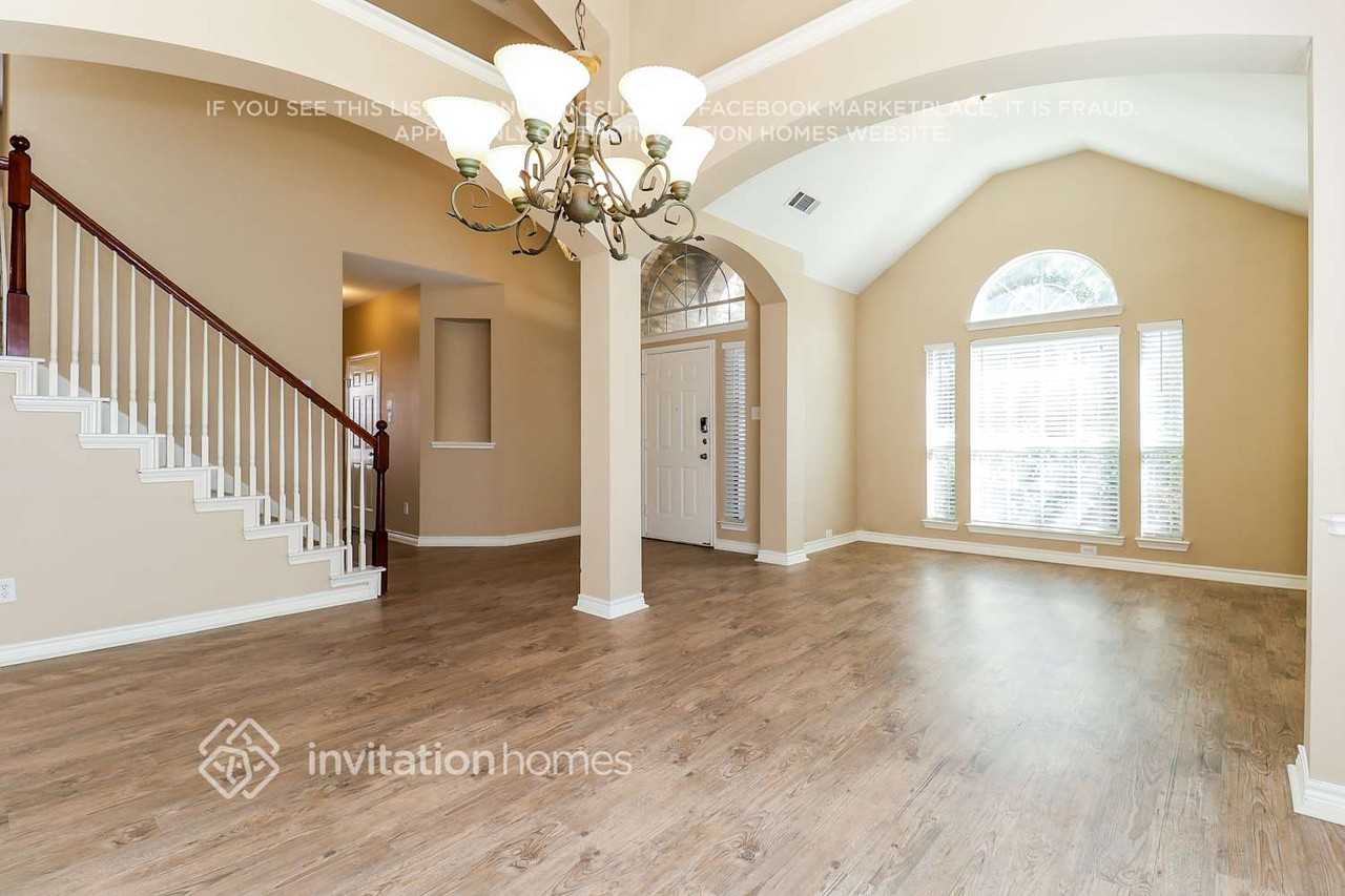 1406 Chateau Ln - Photo 4 of 18