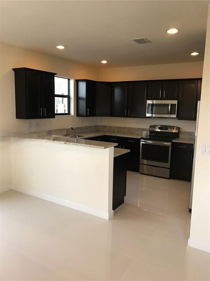 8806 Nw 103rd Ave - Photo 4 of 8