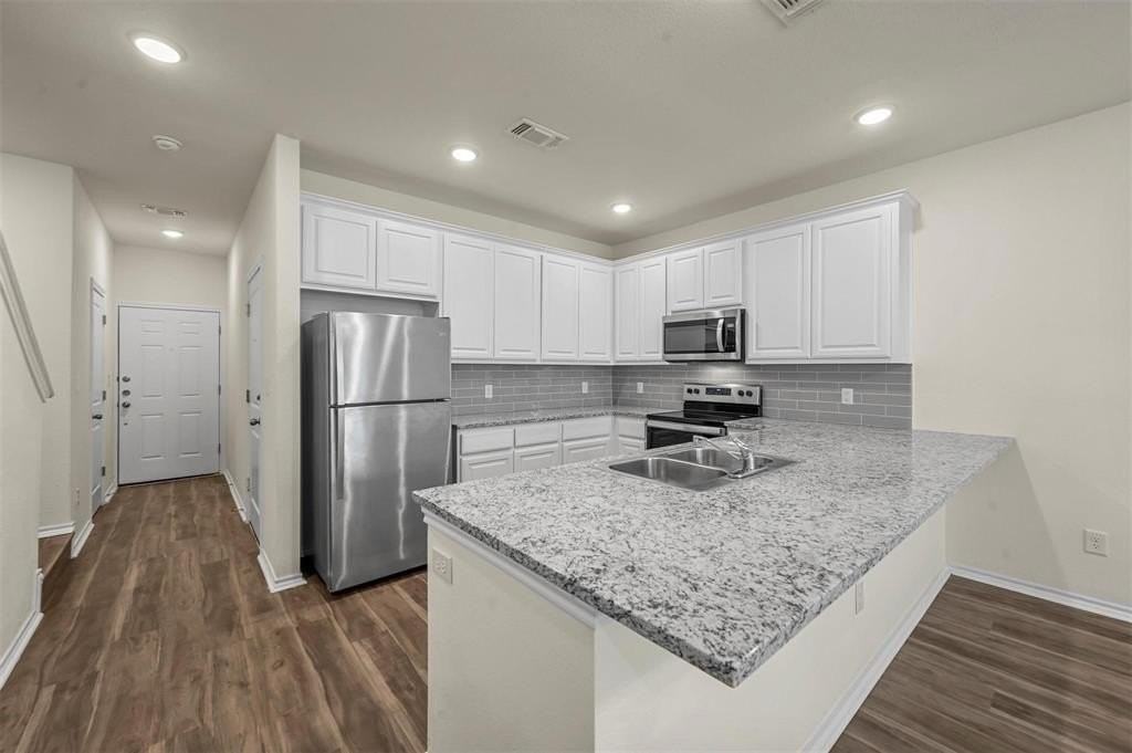 105 SE 4th St #1 - Photo 4 of 23