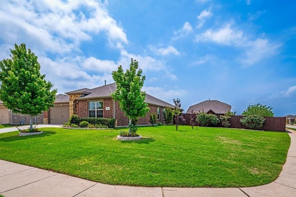 1911 Meadow Crest Dr - Photo 4 of 28