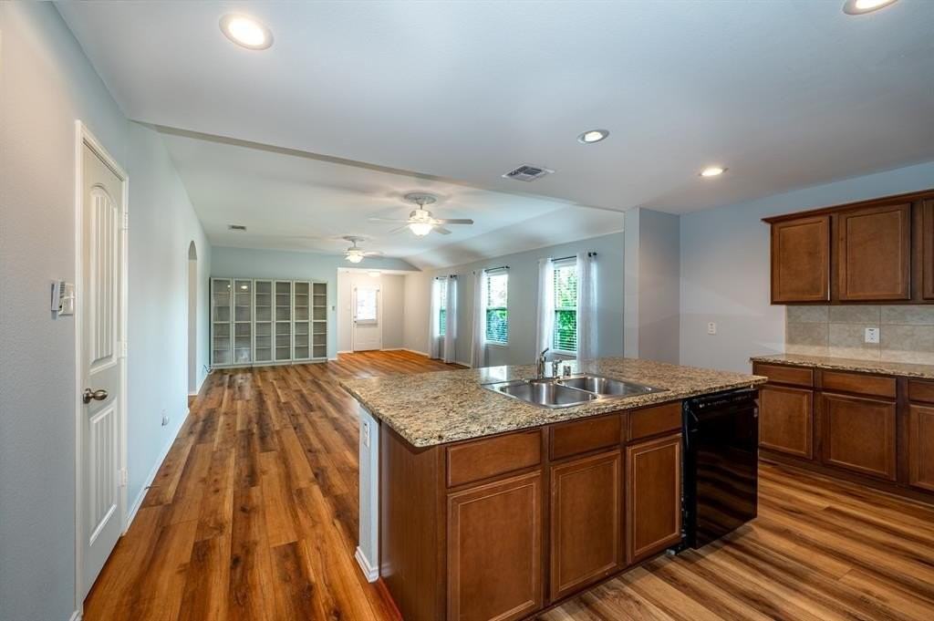 1911 Meadow Crest Dr - Photo 6 of 28