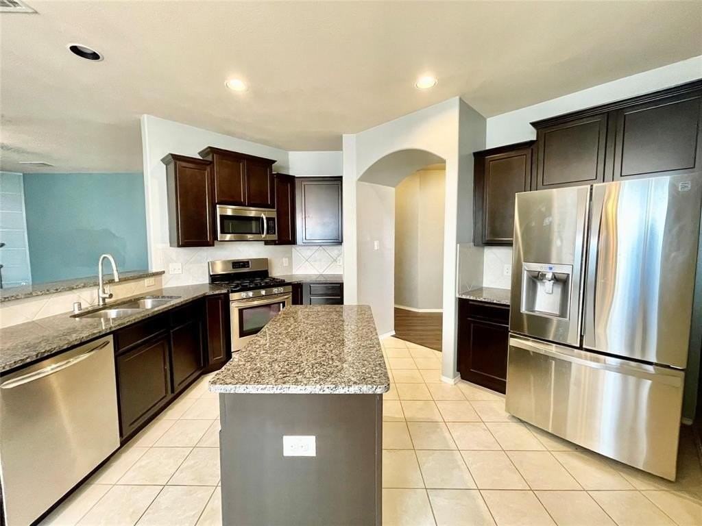 1005 Lake Woodland Dr - Photo 3 of 37