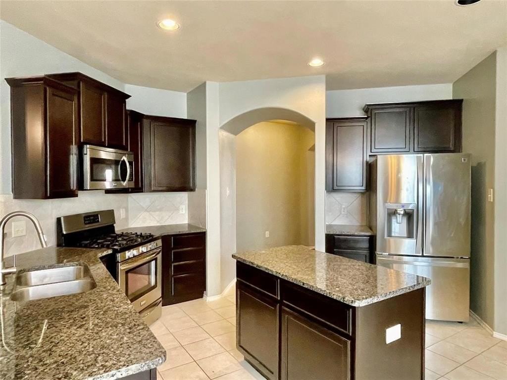 1005 Lake Woodland Dr - Photo 4 of 37