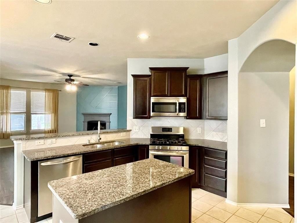 1005 Lake Woodland Dr - Photo 5 of 37