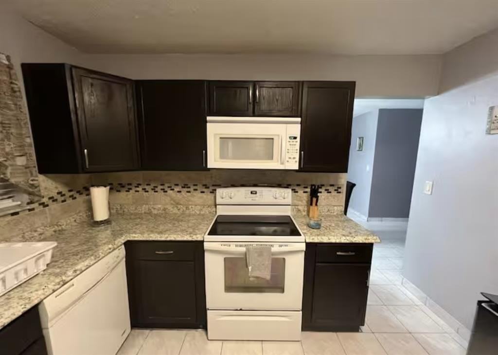 6931 Sw 6th St - Photo 4 of 10